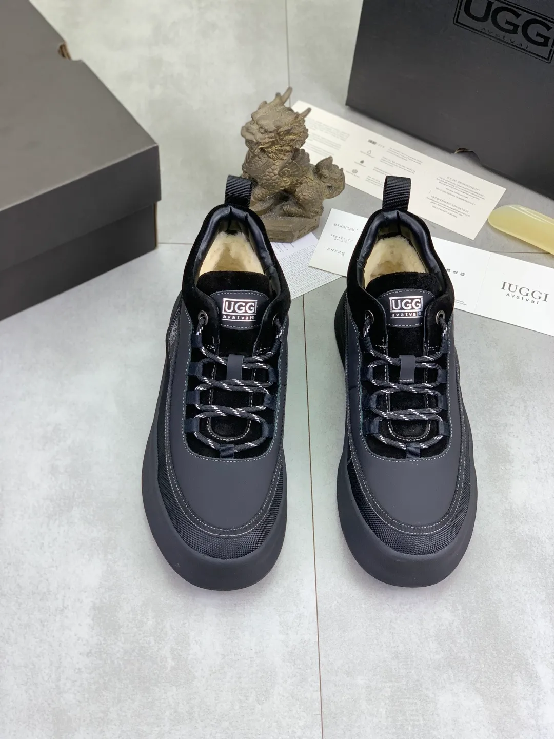 Men's shoes 💰P640 New arrival 🆕🆕🆕 New IUGGI men's shoes. Real cowhide on the outside. Australian wool on the inside. Lightweight and easy to put on. The brand logo has a high-end feel. Men's style! Men's style! Retro outdoor shoes are rarely seen on the market. They look great on the feet. Mainly because they are so stylish. Color: black, gray, maroon. Size: 39-44 999-20